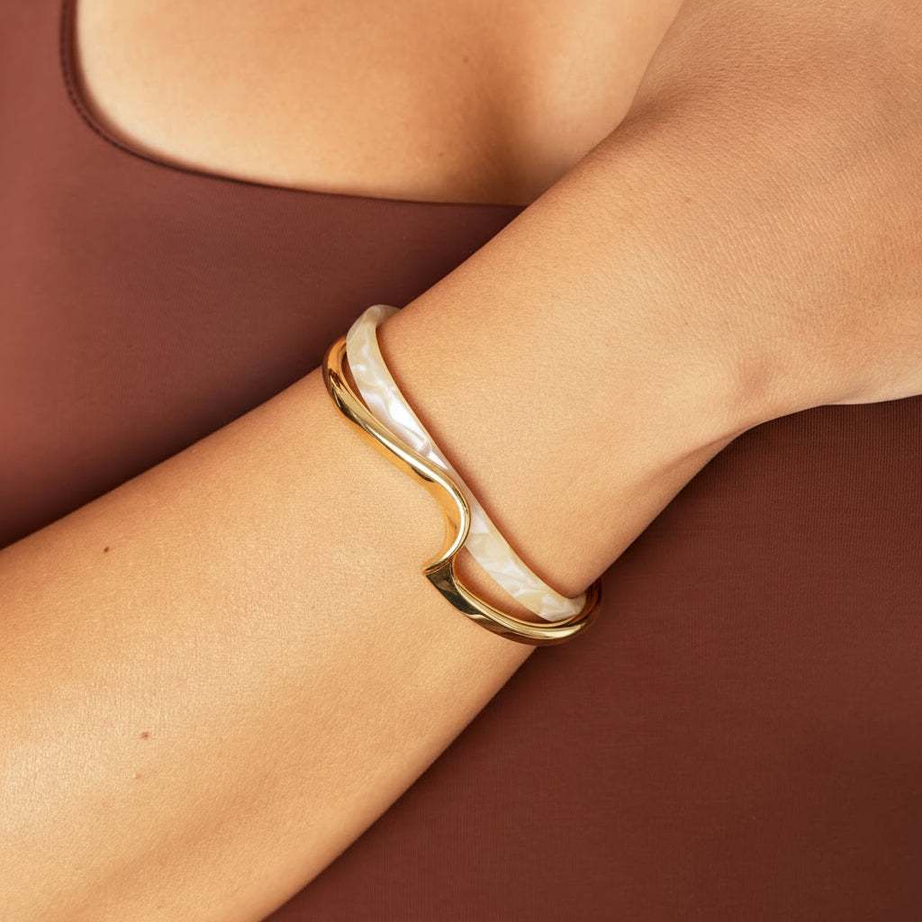 Pulsera con ópalo blanco – Elegancia en dorado