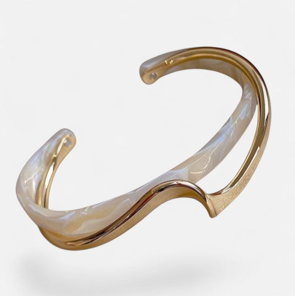 Pulsera con ópalo blanco – Elegancia en dorado