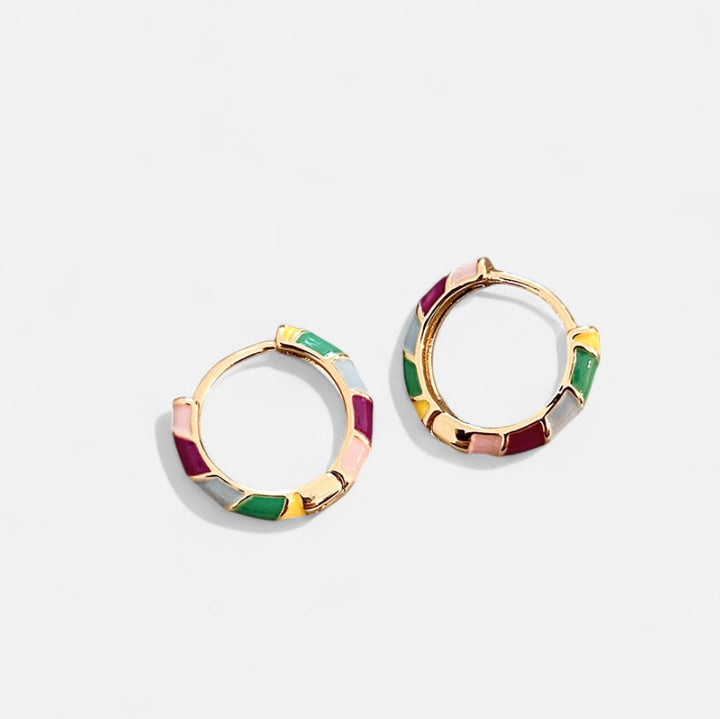 Pendientes elegantes con acabado en esmalte dorado