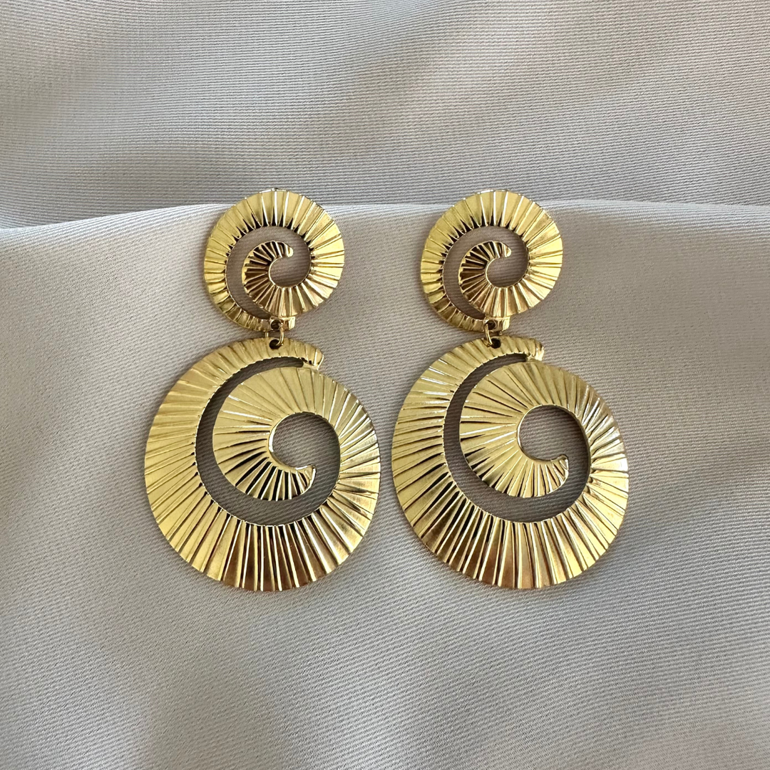 Lotje – Pendientes largos dorados