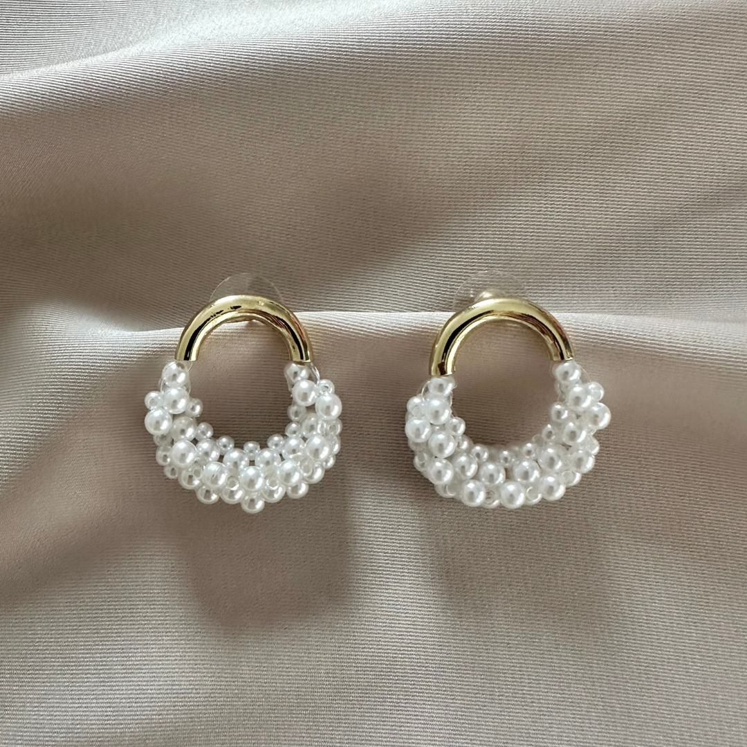 Nienke – Pendientes dorados con perla blanca