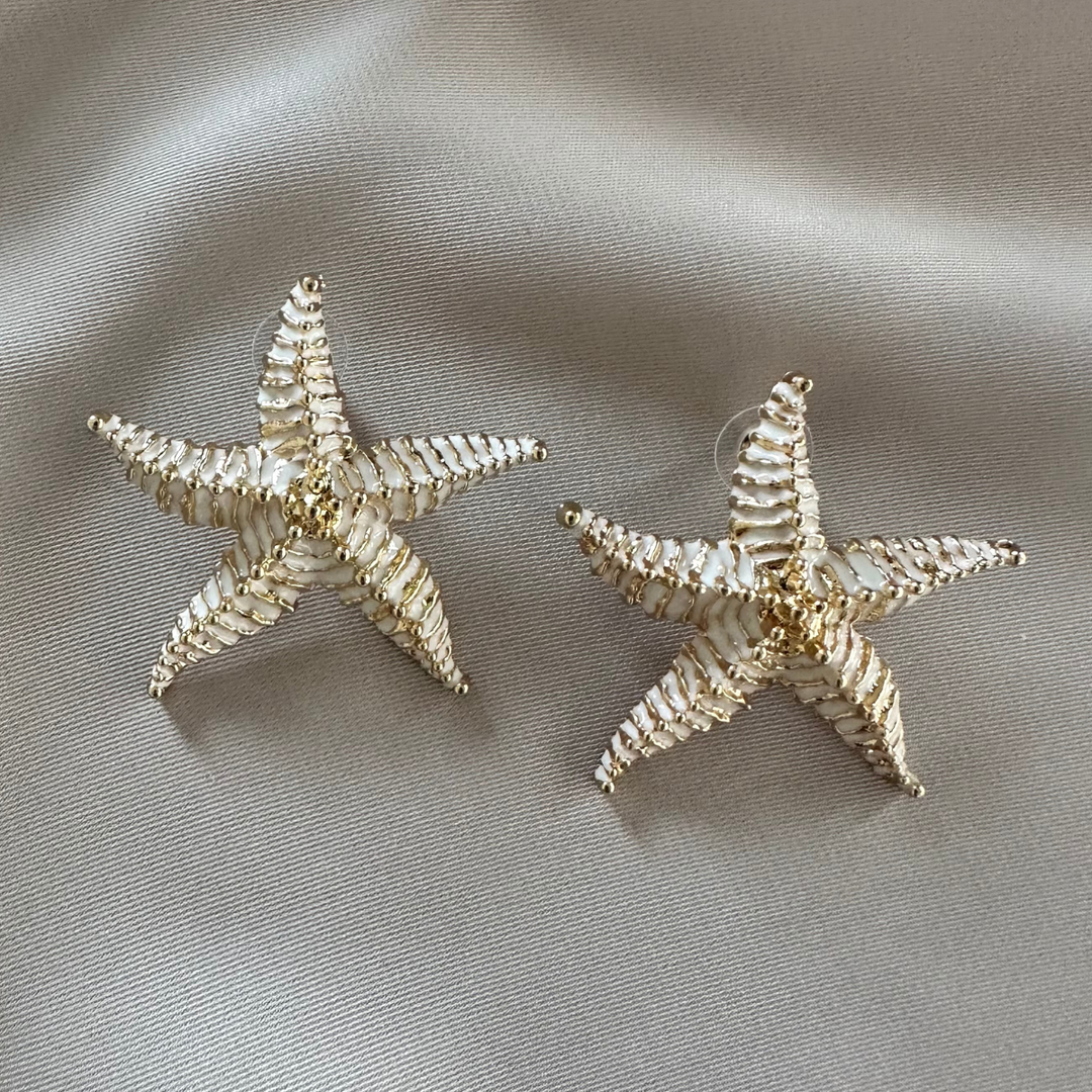 Pip – Pendientes largos dorados con detalle en blanco
