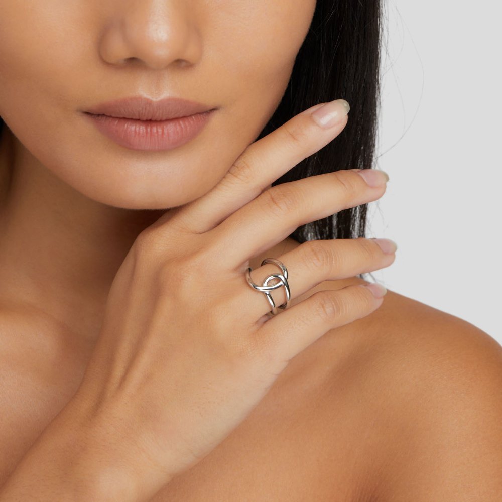 Astrid – Anillo de plata con diseño clásico y elegante