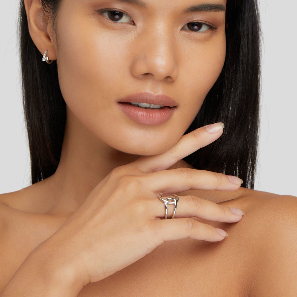 Astrid – Anillo de plata con diseño clásico y elegante