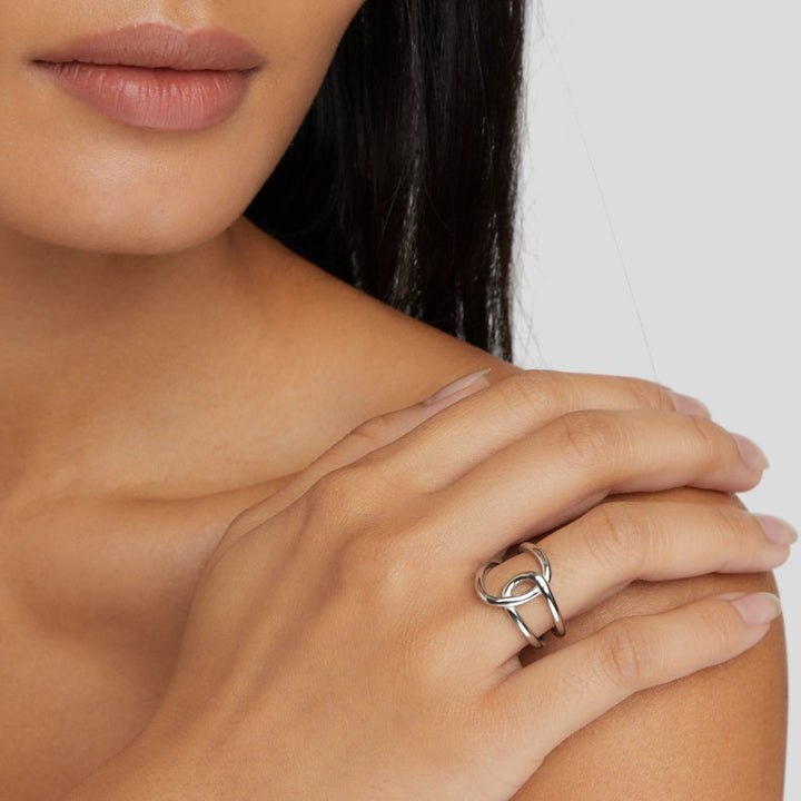Astrid – Anillo de plata con diseño clásico y elegante