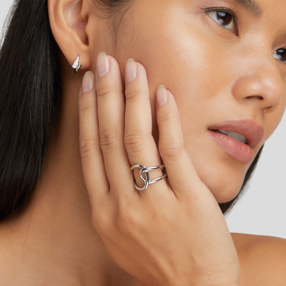 Astrid – Anillo de plata con diseño clásico y elegante
