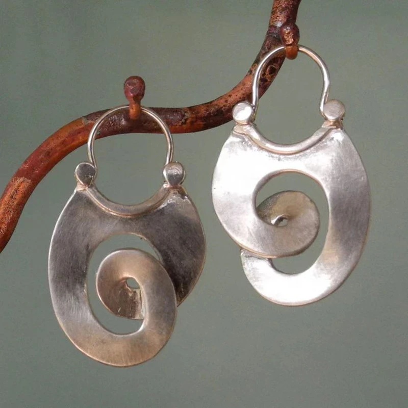 Naia – Pendientes Irregulares de Plata Vintage