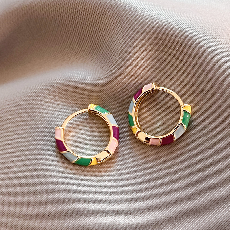 Pendientes elegantes con acabado en esmalte dorado