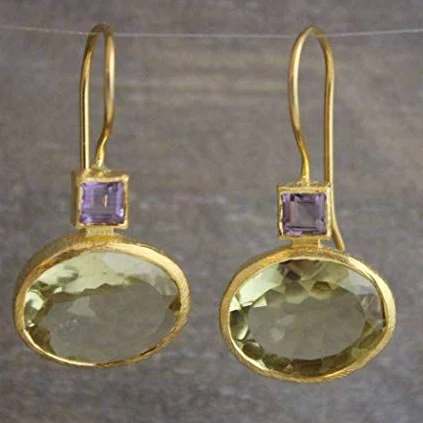 Pendientes con cristales verdes en dorado – Inspiración clásica y sofisticada
