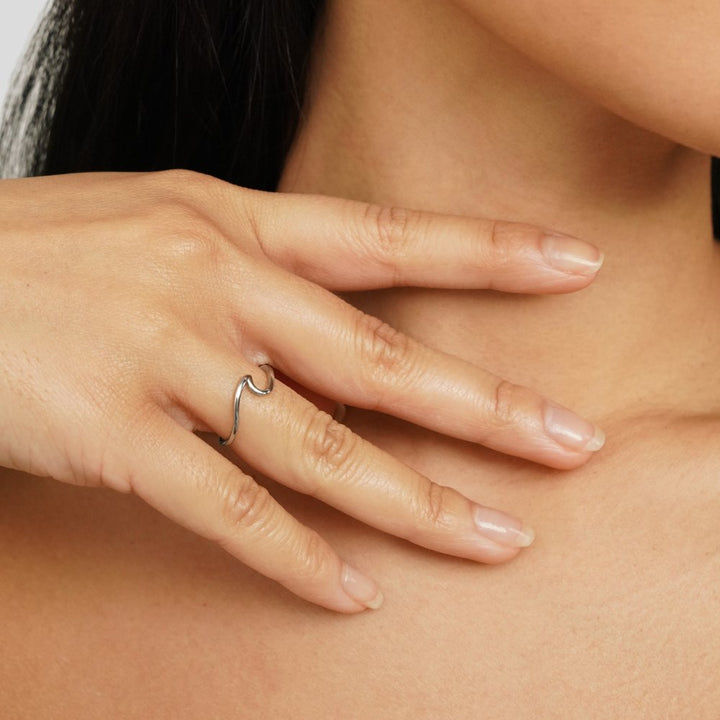 Imari – Anillo de plata con diseño de olas