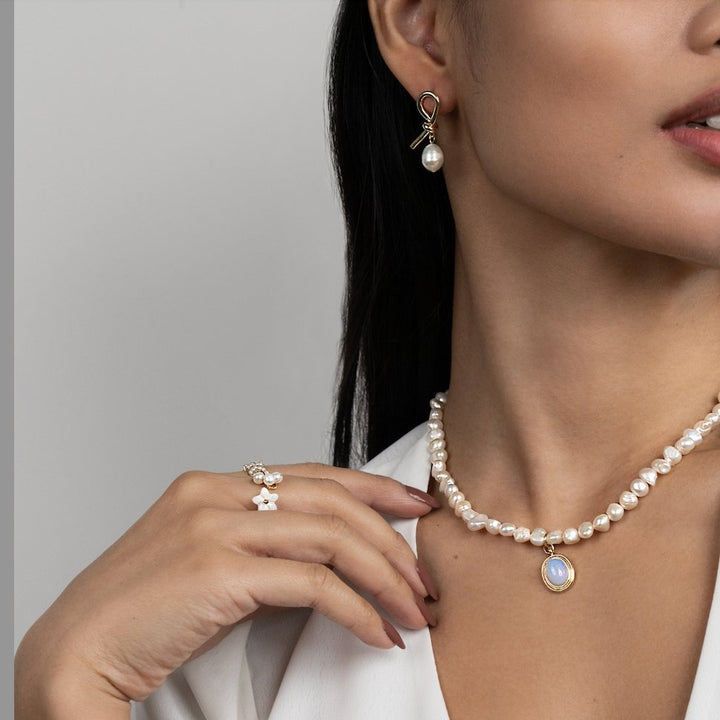 Diseño elegante – Pendientes con nudos y perlas naturales