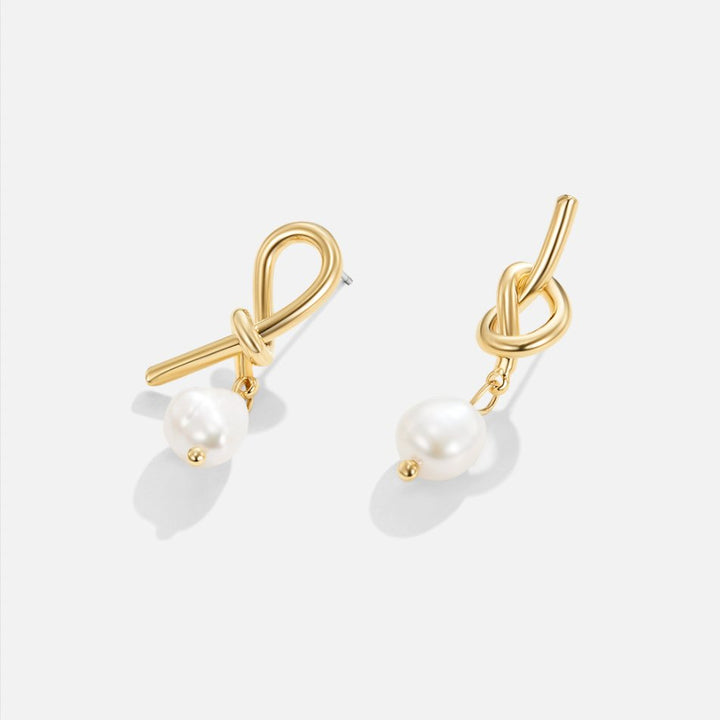 Diseño elegante – Pendientes con nudos y perlas naturales