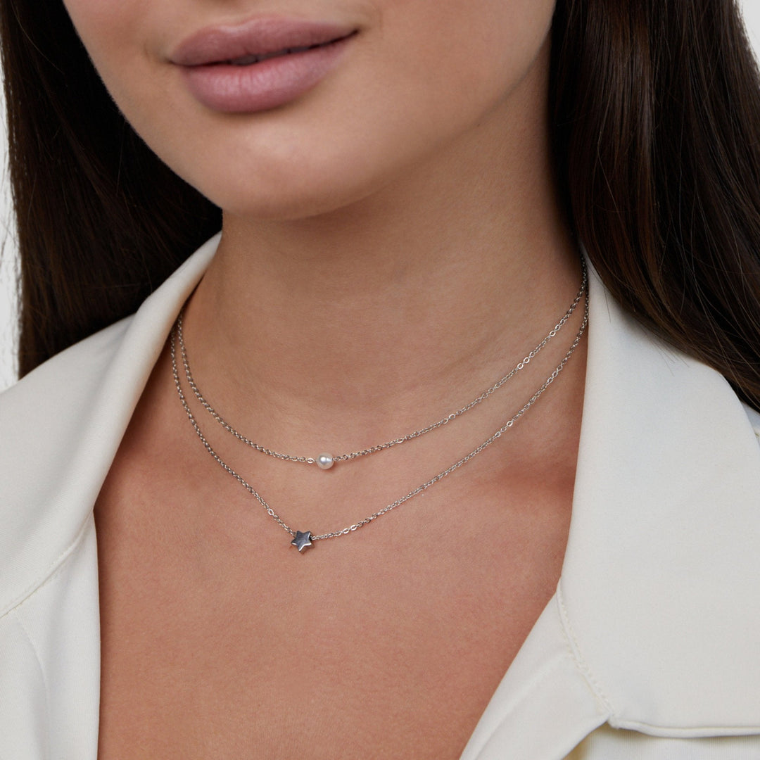 Collar en capas – Estrella de plata y perla elegante