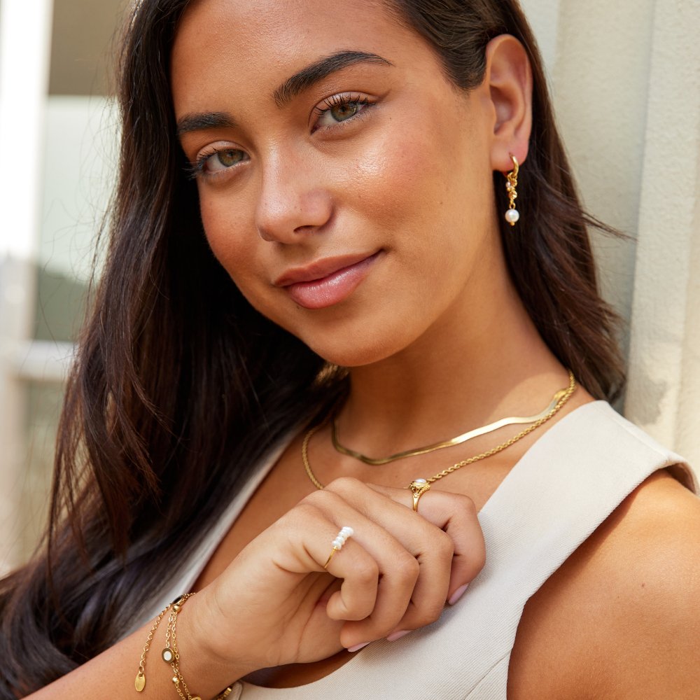 Rini – Pendientes dorados con perlas y flecos