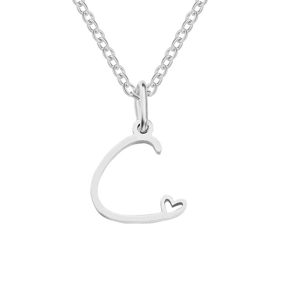 Collar con inicial y corazón en plata – Un detalle lleno de amor