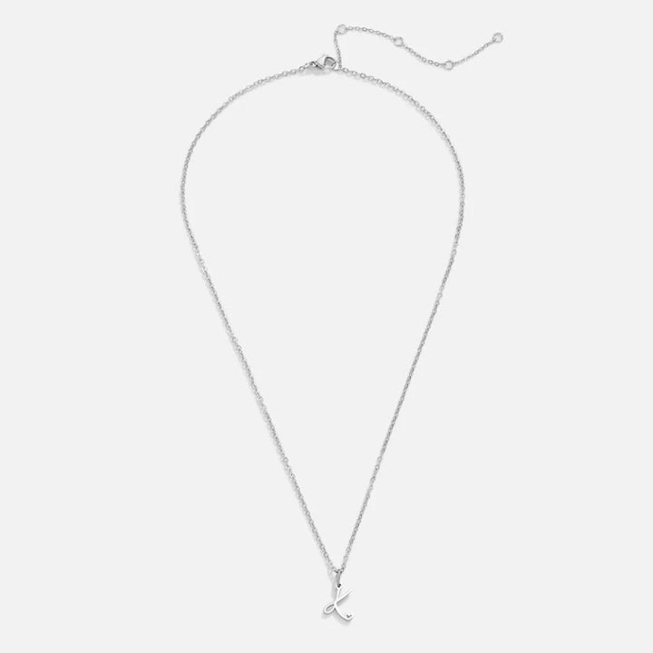 Collar con inicial y corazón en plata – Un detalle lleno de amor