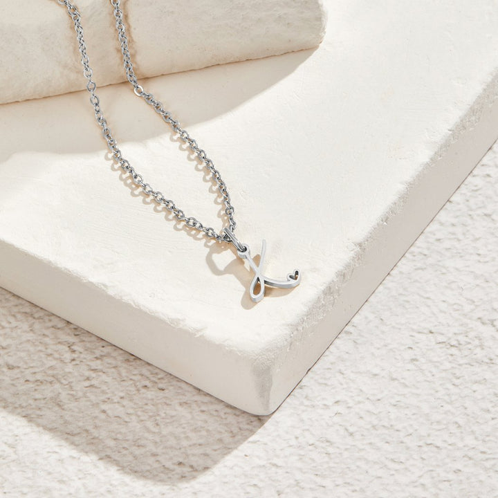 Collar con inicial y corazón en plata – Un detalle lleno de amor