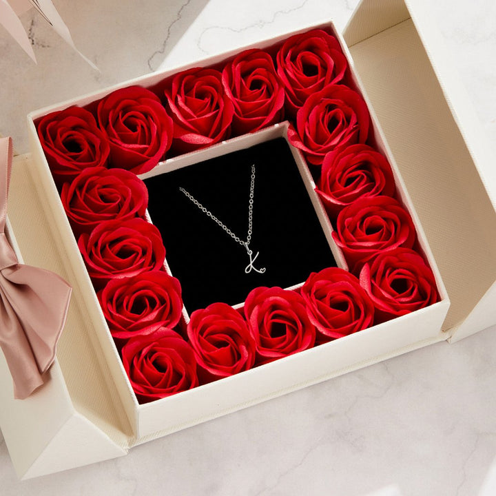 Collar con inicial y corazón en plata – Un detalle lleno de amor