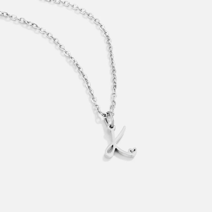 Collar con inicial y corazón en plata – Un detalle lleno de amor