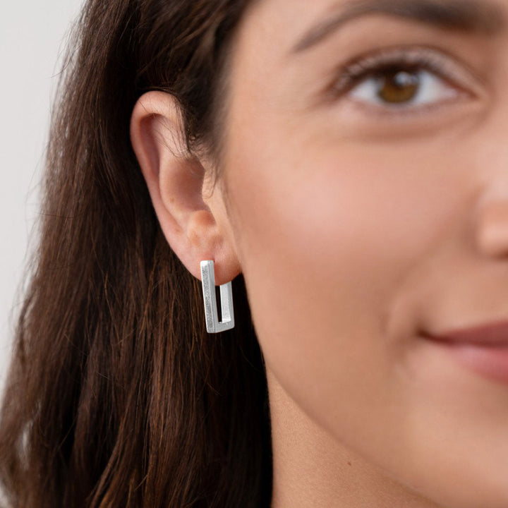 Pendientes de aro rectangulares en plata – Elegancia moderna