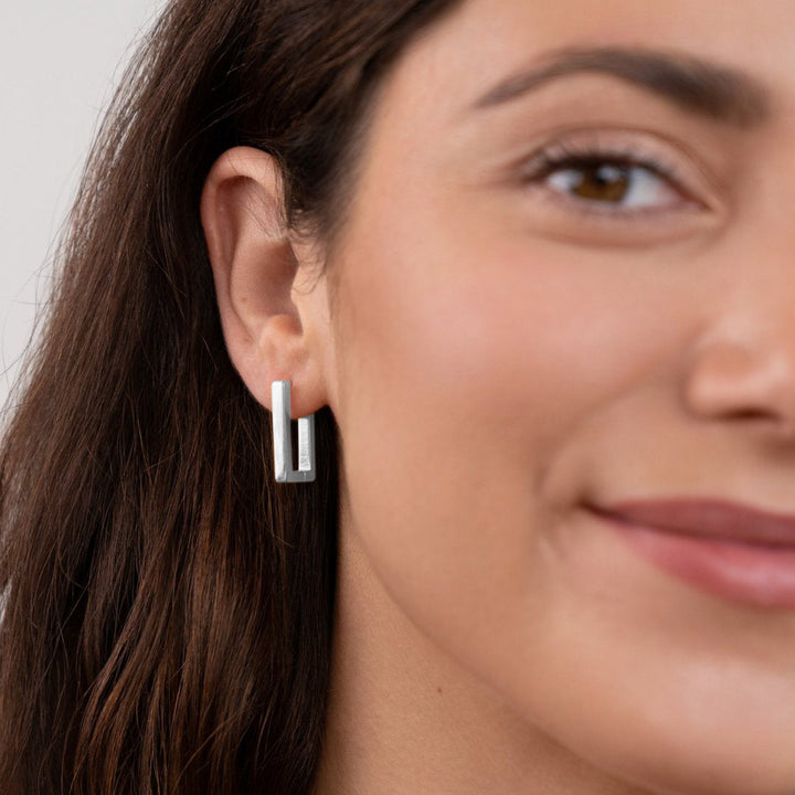 Pendientes de aro rectangulares en plata – Elegancia moderna