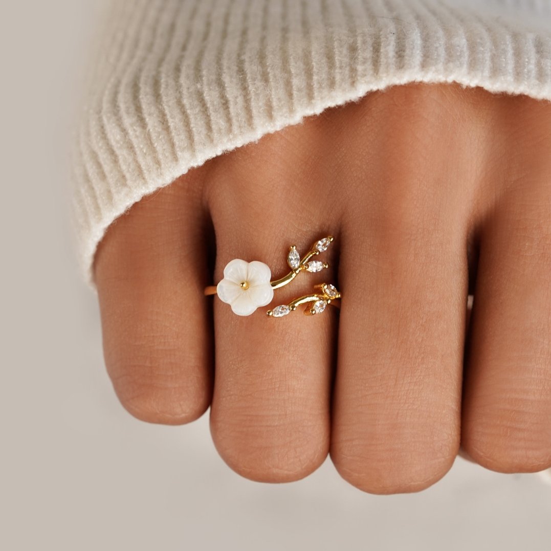 Rise – Anillo floral blanco con diseño delicado