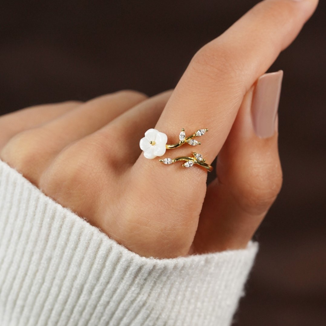 Rise – Anillo floral blanco con diseño delicado