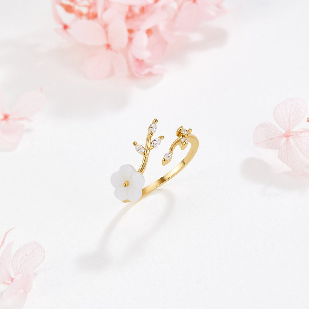 Rise – Anillo floral blanco con diseño delicado