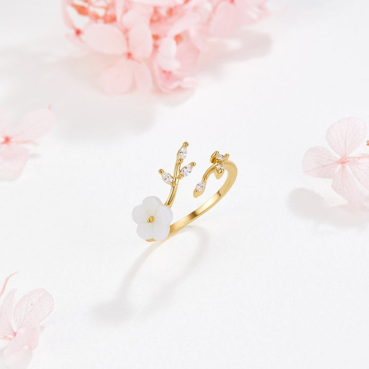 Rise – Anillo floral blanco con diseño delicado