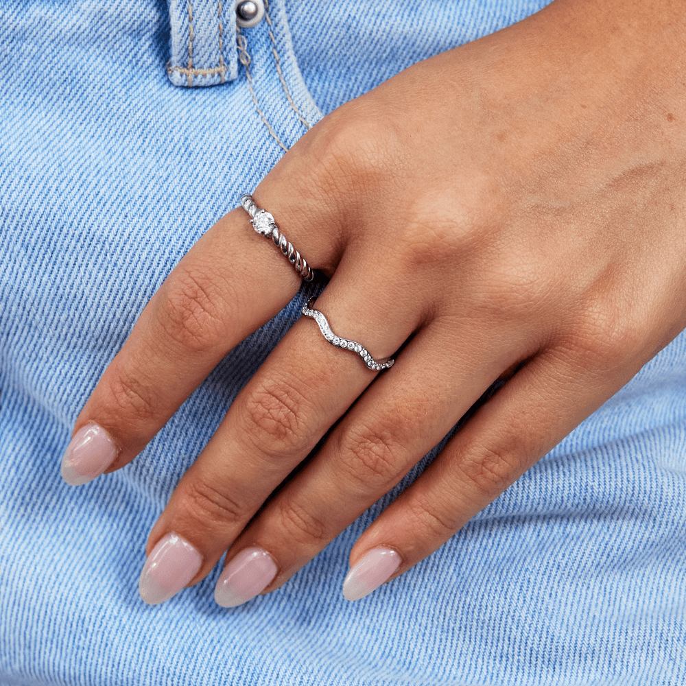 Zenya – Anillo de plata con diseño ondulado y cristal brillante