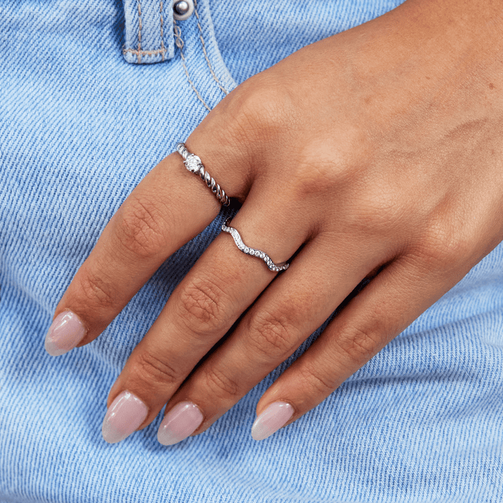 Zenya – Anillo de plata con diseño ondulado y cristal brillante