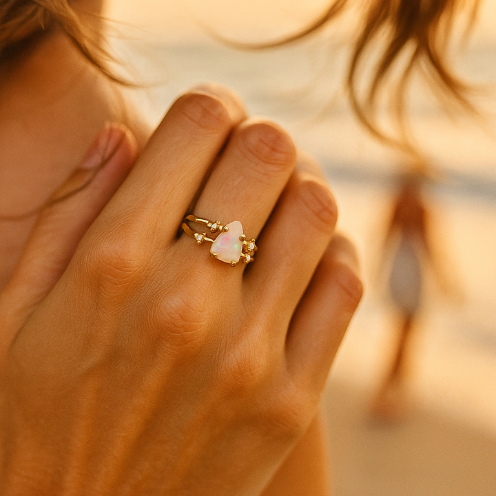 Alba de Mar | Anillo Dorado con Piedra de Luna y Plata de Ley 925