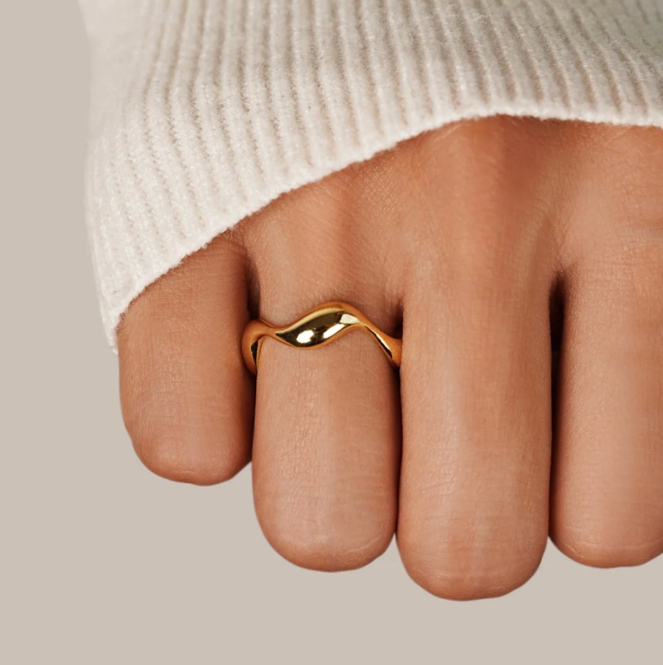 Ola – Anillo dorado de 18K