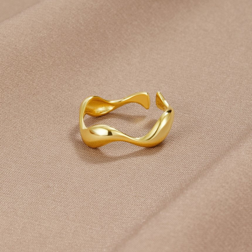 Ola – Anillo dorado de 18K