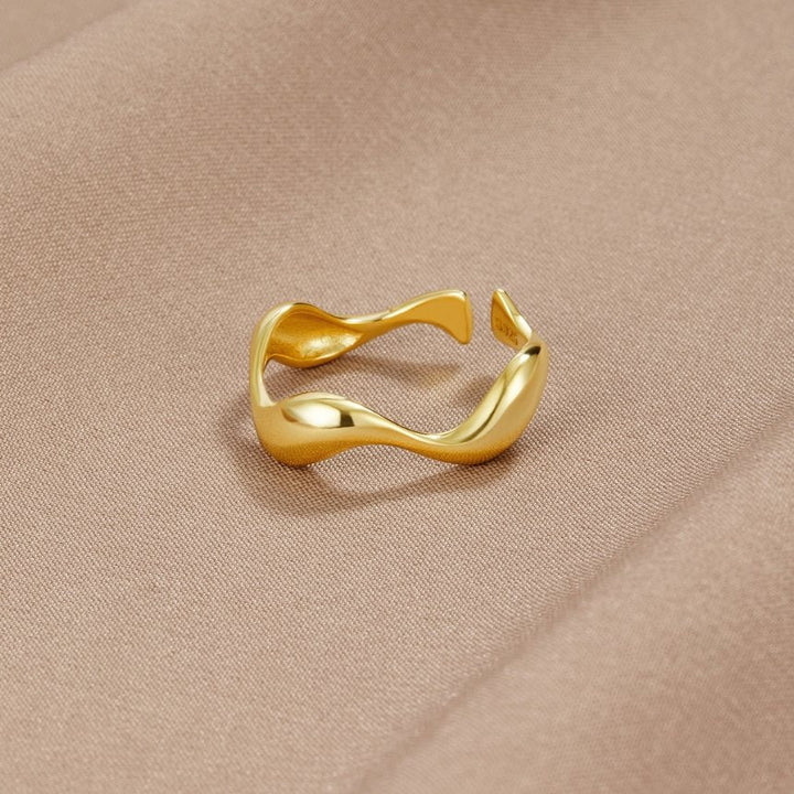 Ola – Anillo dorado de 18K