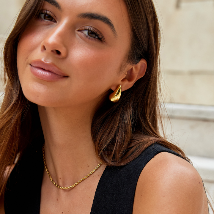 Ame – Pendientes dorados con diseño de gota