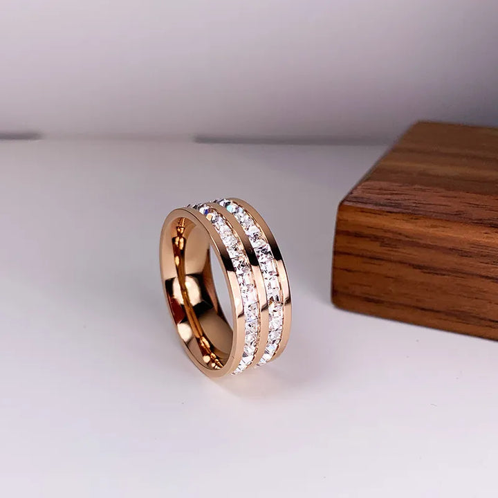 Diseño doble – Anillo elegante con circonitas luminosas