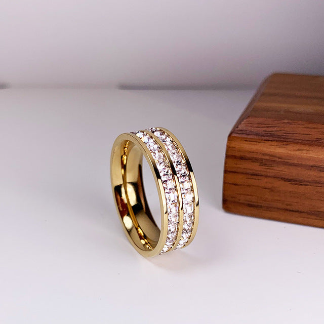 Diseño doble – Anillo elegante con circonitas luminosas