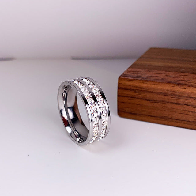 Diseño doble – Anillo elegante con circonitas luminosas