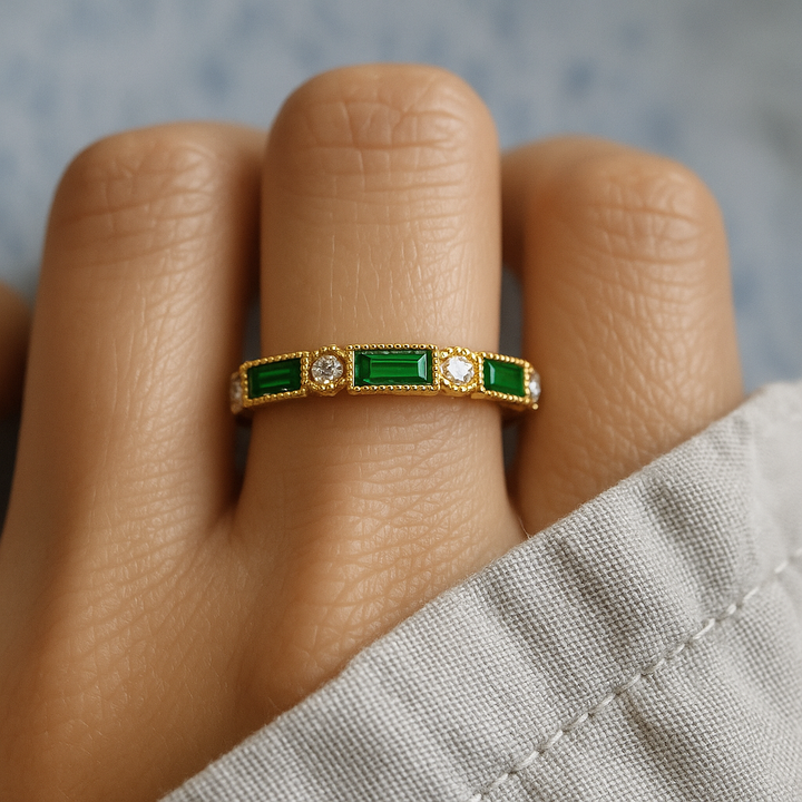 Alex – Anillo de Oro con Circonita Verde Incrustada
