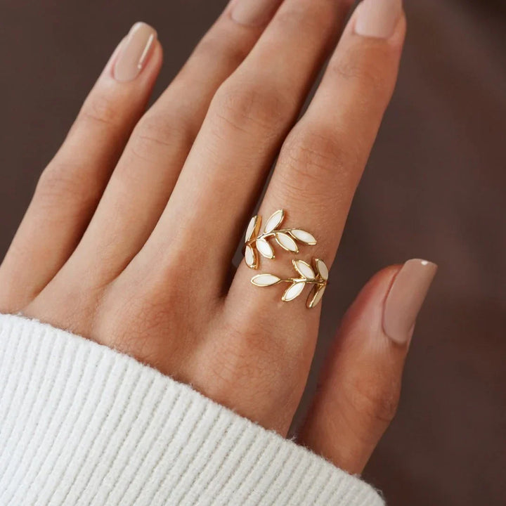 Elva – Anillo Ajustable con Ópalo Blanco en Forma de Hoja