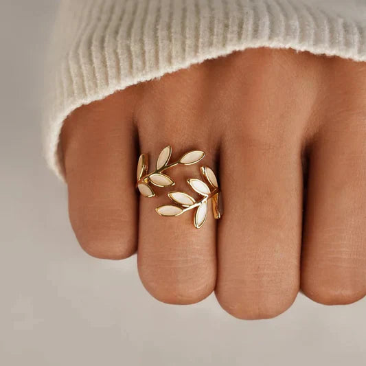 Elva – Anillo Ajustable con Ópalo Blanco en Forma de Hoja