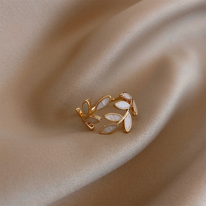 Elva – Anillo Ajustable con Ópalo Blanco en Forma de Hoja