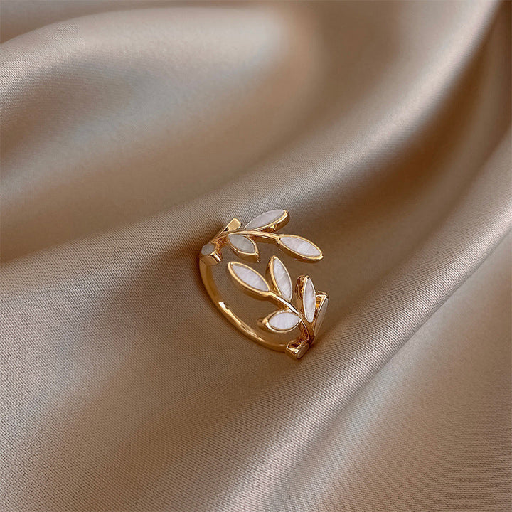 Elva – Anillo Ajustable con Ópalo Blanco en Forma de Hoja