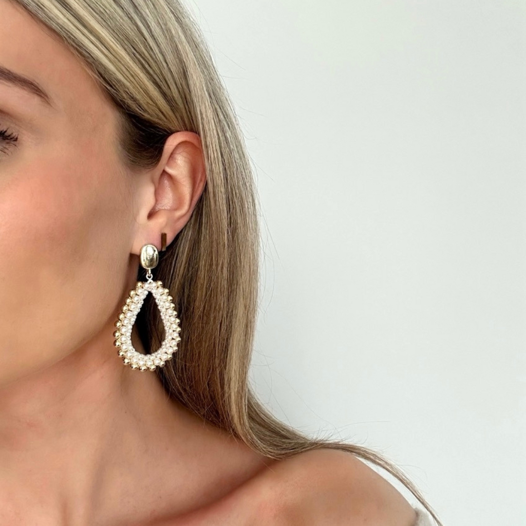 Maecy – Pendientes largos dorados con perla