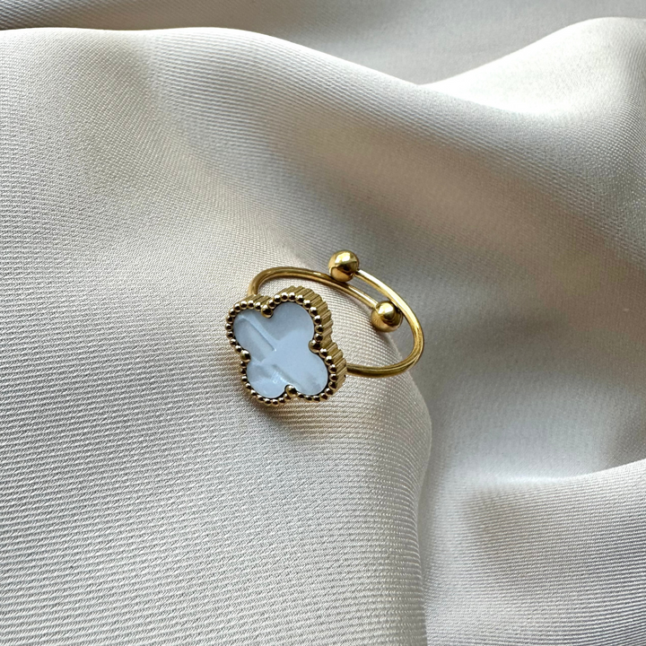 Jade – Anillo dorado con detalle blanco