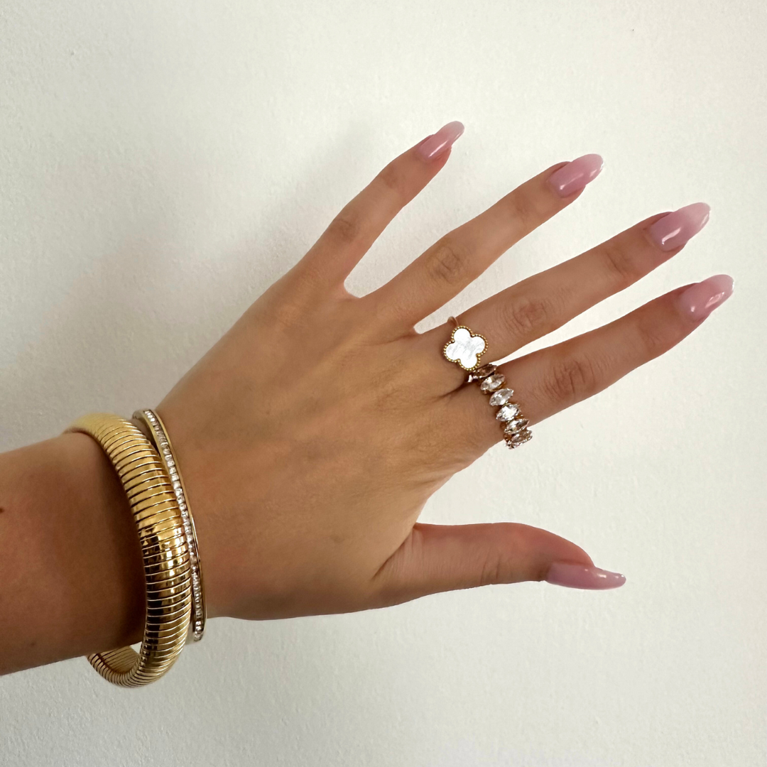 Jade – Anillo dorado con detalle blanco