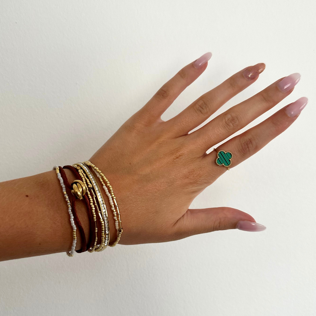 Jade – Anillo dorado con detalle verde