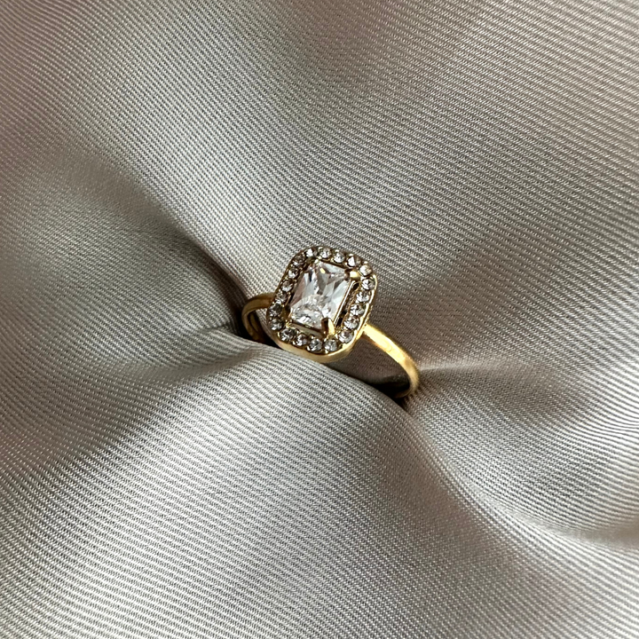 Loua – Anillo dorado con piedra blanca