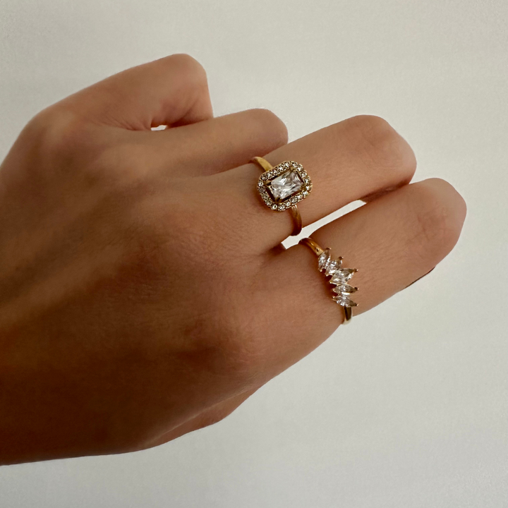 Loua – Anillo dorado con piedra blanca